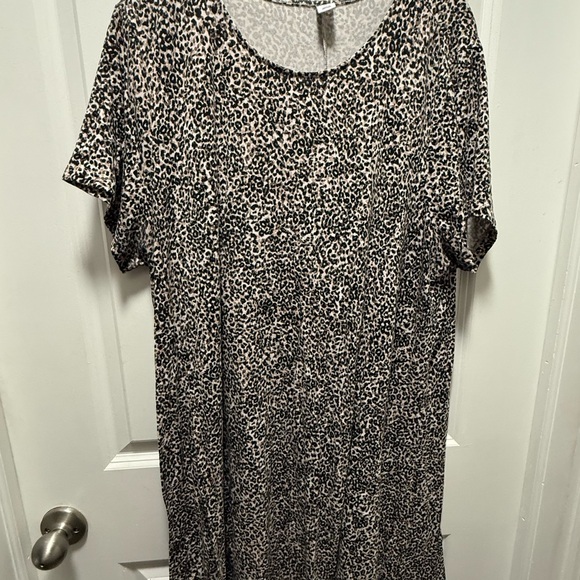 Old Navy Animal Print Midi Dress - Picture 2 of 3